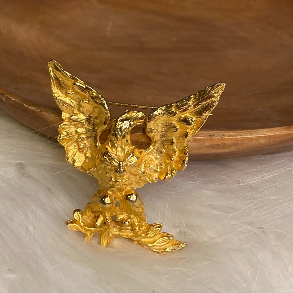 Vintage Van S Authentic 2838 Gold Cast Spread Wings Eagle Brooch